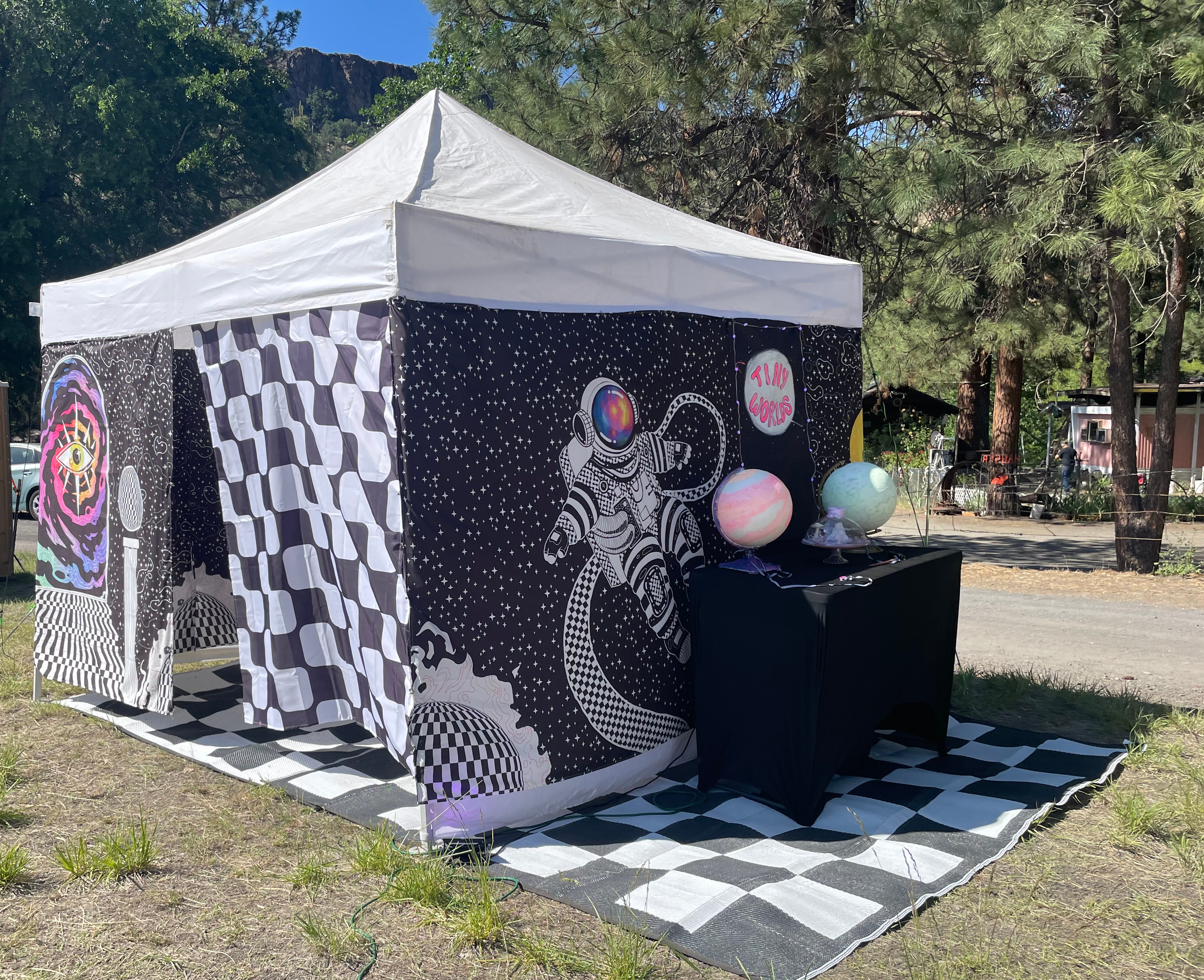 Tiny Worlds outside 3